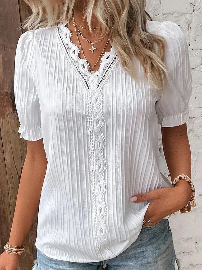 Damebluse | Plissert V-hals med knappedetalj